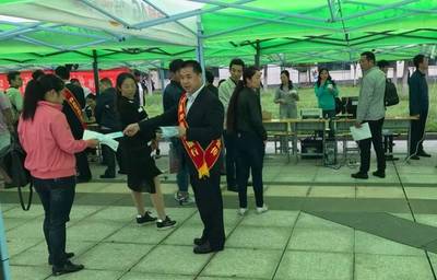 【金融知识进万家】襄城农商行营业部 现场激活校园卡 业务责任两手抓